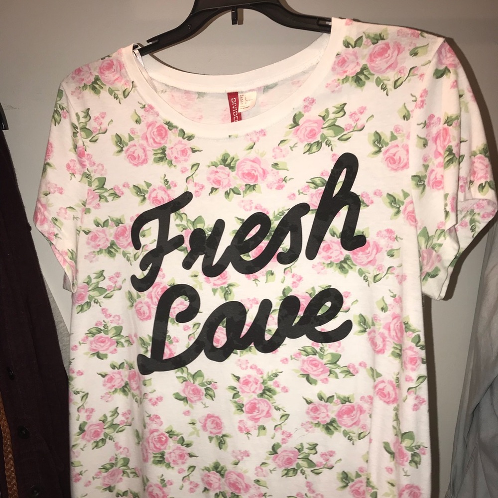 H&M Divided “Fresh Love“ Graphic Tee Flower Detail